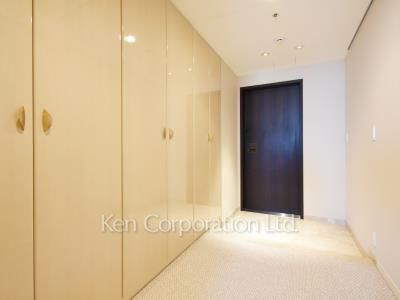 Entrance ※Photo of the same layout on 28 floor. Decoration and fixture may differ.