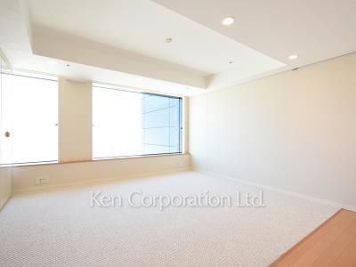 Living-Dining ※Photo of the same layout on 28 floor. Decoration and fixture may differ.