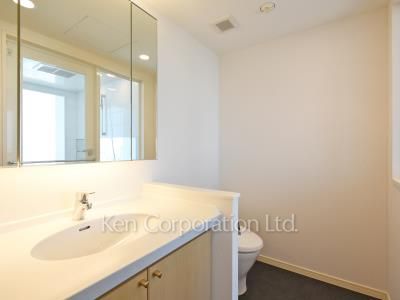 Powder Room ※Photo of the same layout on 28 floor. Decoration and fixture may differ.