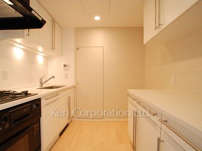 Kitchen ※Photo of the same layout on 24 floor. Decoration and fixture may differ.