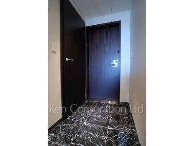 Entrance ※Photo of the same layout on 24 floor. Decoration and fixture may differ.