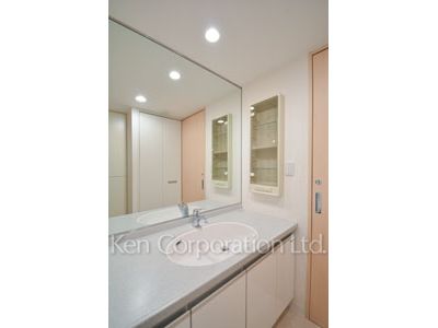 Powder Room ※Photo of the same layout on 4 floor. Decoration and fixture may differ.