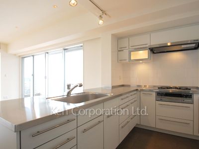 Kitchen ※Photo of the same layout on 10 floor. Decoration and fixture may differ.