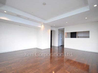 Living-Dining ※Photo of the same layout on 49 floor. Decoration and fixture may differ.