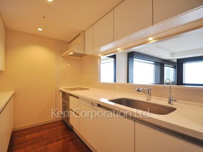Kitchen ※Photo of the same layout on 49 floor. Decoration and fixture may differ.