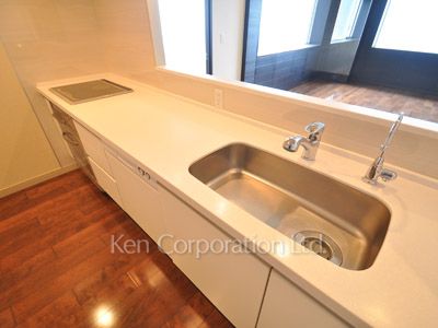 Kitchen ※Photo of the same layout on 49 floor. Decoration and fixture may differ.