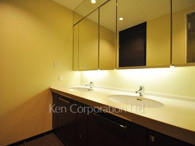 Powder Room ※Photo of the same layout on 49 floor. Decoration and fixture may differ.