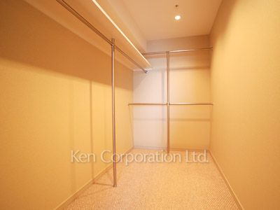 Walk-In Closet ※Photo of the same layout on 46 floor. Decoration and fixture may differ.