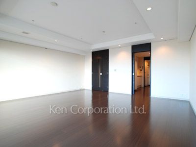 Living-Dining ※Photo of the same layout on 46 floor. Decoration and fixture may differ.