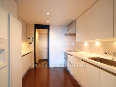 Kitchen ※Photo of the same layout on 46 floor. Decoration and fixture may differ.