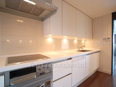 Kitchen ※Photo of the same layout on 46 floor. Decoration and fixture may differ.