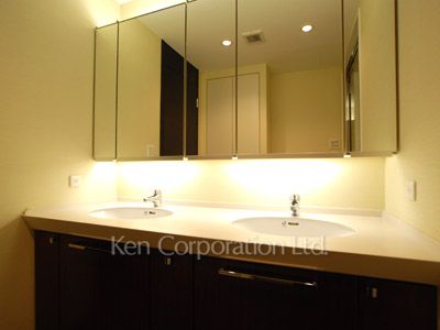Powder Room ※Photo of the same layout on 46 floor. Decoration and fixture may differ.