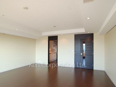 Living-Dining ※Photo of the same layout on 46 floor. Decoration and fixture may differ.