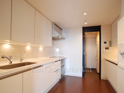 Kitchen ※Photo of the same layout on 46 floor. Decoration and fixture may differ.