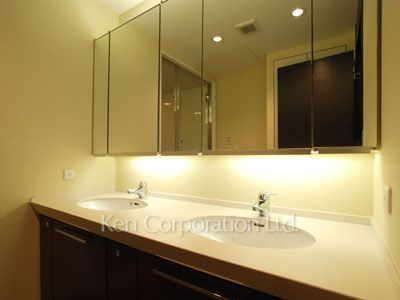 Powder Room ※Photo of the same layout on 46 floor. Decoration and fixture may differ.