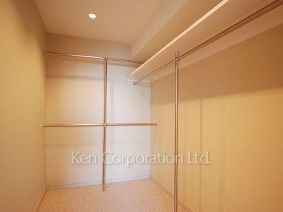 Walk-In Closet ※Photo of the same layout on 46 floor. Decoration and fixture may differ.