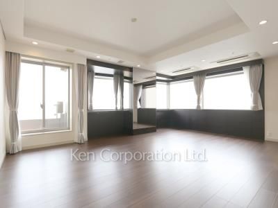 Living-Dining ※Photo of the same layout on 49 floor. Decoration and fixture may differ.