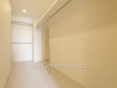 Closet ※Photo of the same layout on 49 floor. Decoration and fixture may differ.