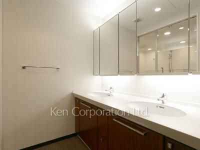 Powder Room ※Photo of the same layout on 49 floor. Decoration and fixture may differ.