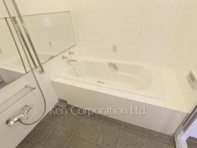 Bath ※Photo of the same layout on 49 floor. Decoration and fixture may differ.
