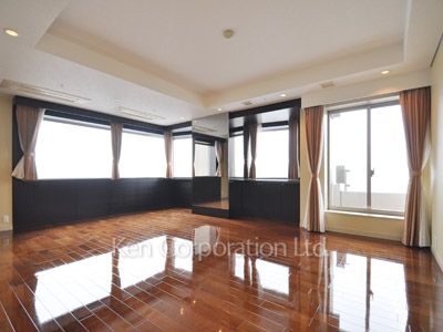 Living-Dining ※Photo of the same layout on 47 floor. Decoration and fixture may differ.
