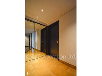Entrance ※Photo of the same layout on 49 floor. Decoration and fixture may differ.