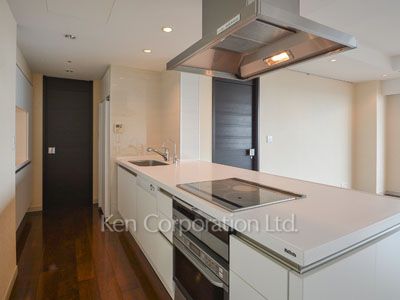 Kitchen ※Photo of the same layout on 49 floor. Decoration and fixture may differ.