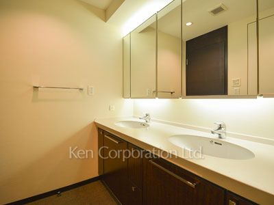 Powder Room ※Photo of the same layout on 49 floor. Decoration and fixture may differ.