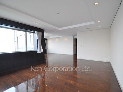 Living-Dining ※Photo of the same layout on 50 floor. Decoration and fixture may differ.