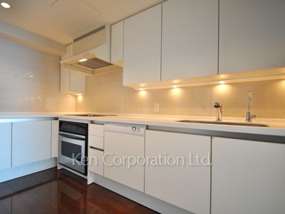 Kitchen ※Photo of the same layout on 50 floor. Decoration and fixture may differ.