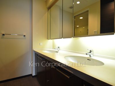 Powder Room ※Photo of the same layout on 50 floor. Decoration and fixture may differ.