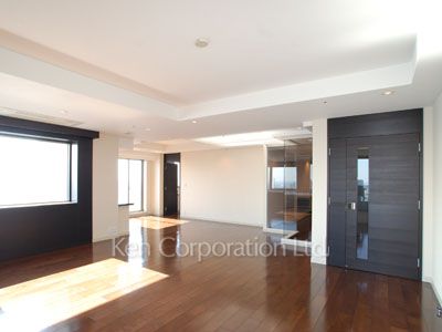 Living-Dining ※Photo of the same layout on 50 floor. Decoration and fixture may differ.