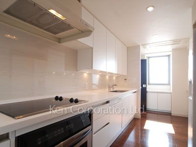 Kitchen ※Photo of the same layout on 50 floor. Decoration and fixture may differ.