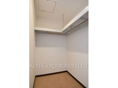 Walk-In Closet ※Photo of the same layout on 8 floor. Decoration and fixture may differ.