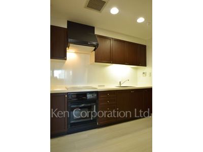Kitchen ※Photo of the same layout on 8 floor. Decoration and fixture may differ.