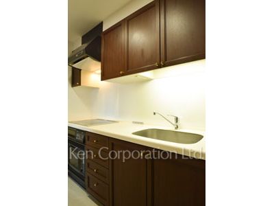 Kitchen ※Photo of the same layout on 8 floor. Decoration and fixture may differ.
