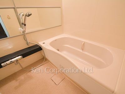 Bath ※Photo of the same layout on 8 floor. Decoration and fixture may differ.