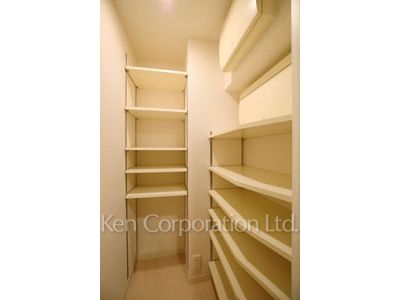 Shoes-In Closet ※Photo of the same layout on 3 floor. Decoration and fixture may differ.