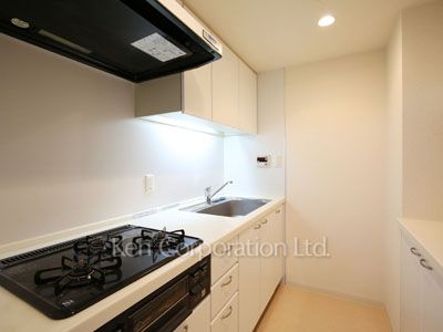Kitchen ※Photo of the same layout on 11 floor. Decoration and fixture may differ.