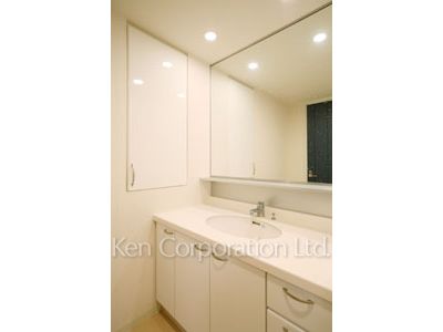 Powder Room ※Photo of the same layout on 11 floor. Decoration and fixture may differ.
