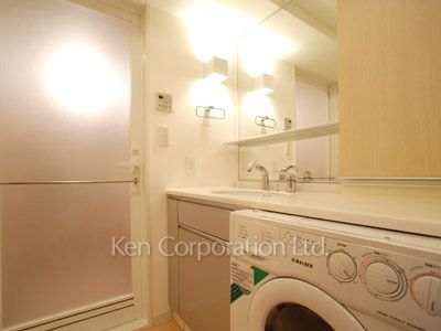 Powder Room ※Photo of the same layout on 4 floor. Decoration and fixture may differ.