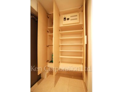 Shoes Closet ※Photo of the same layout on 4 floor. Decoration and fixture may differ.