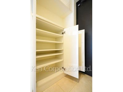 Shoes Closet ※Photo of the same layout on 8 floor. Decoration and fixture may differ.