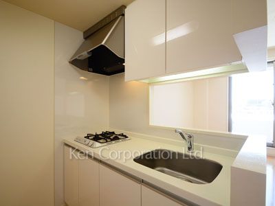 Kitchen ※Photo of the same layout on 8 floor. Decoration and fixture may differ.