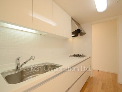 Kitchen ※Photo of the same layout on 11 floor. Decoration and fixture may differ.