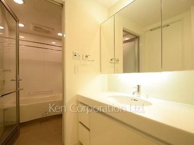Powder Room ※Photo of the same layout on 11 floor. Decoration and fixture may differ.