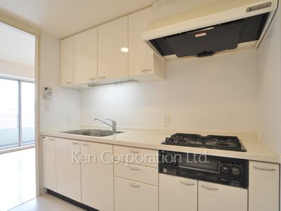 Kitchen ※Photo of the same layout on 6 floor. Decoration and fixture may differ.