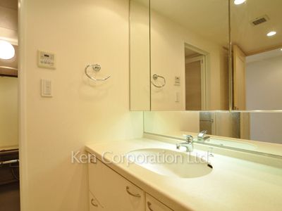 Powder Room ※Photo of the same layout on 6 floor. Decoration and fixture may differ.