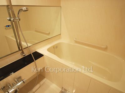 Bath ※Photo of the same layout on 11 floor. Decoration and fixture may differ.