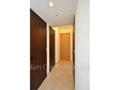 Entrance ※Photo of the same layout on 12 floor. Decoration and fixture may differ.